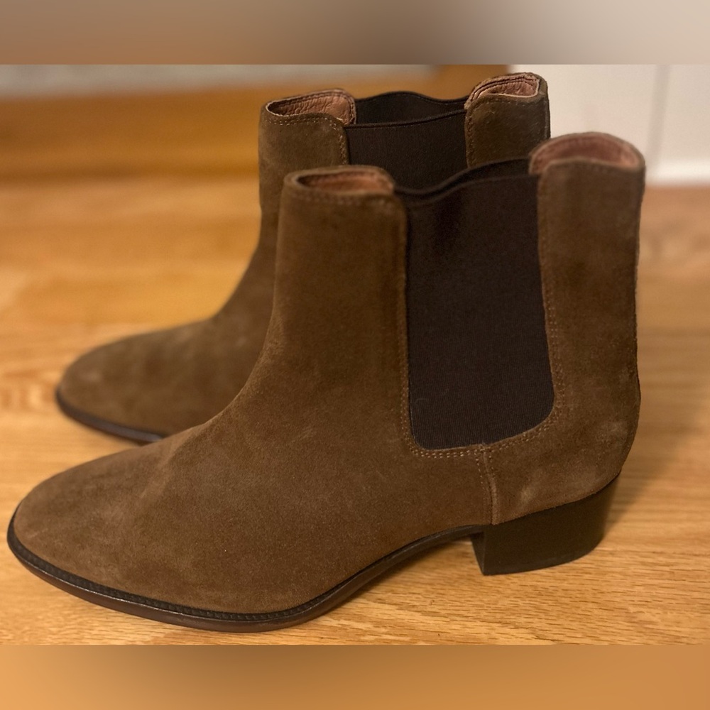 Frye women’s Brown Chelsea Suede Boots